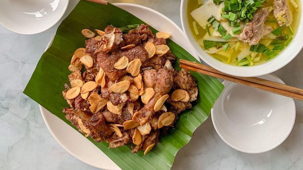 Fragrant ngan chay toi with tender duck and crispy garlic